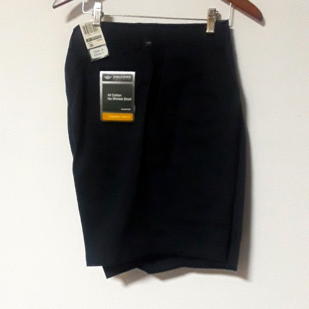 *C8MNS - NEW NO WRINKLE BLACK DOCKERS SHORTS ALL COTTON SIZE  38 SHORTS W/ TAGS